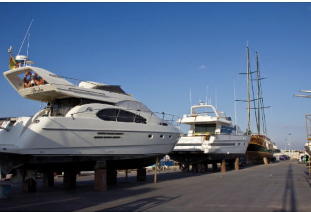 Embarcaciones sobre cunas de varada en el varadero de Cambrils