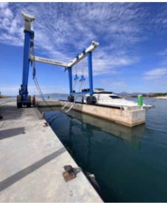Travel Lift del varadero de Cambrils junto al muelle