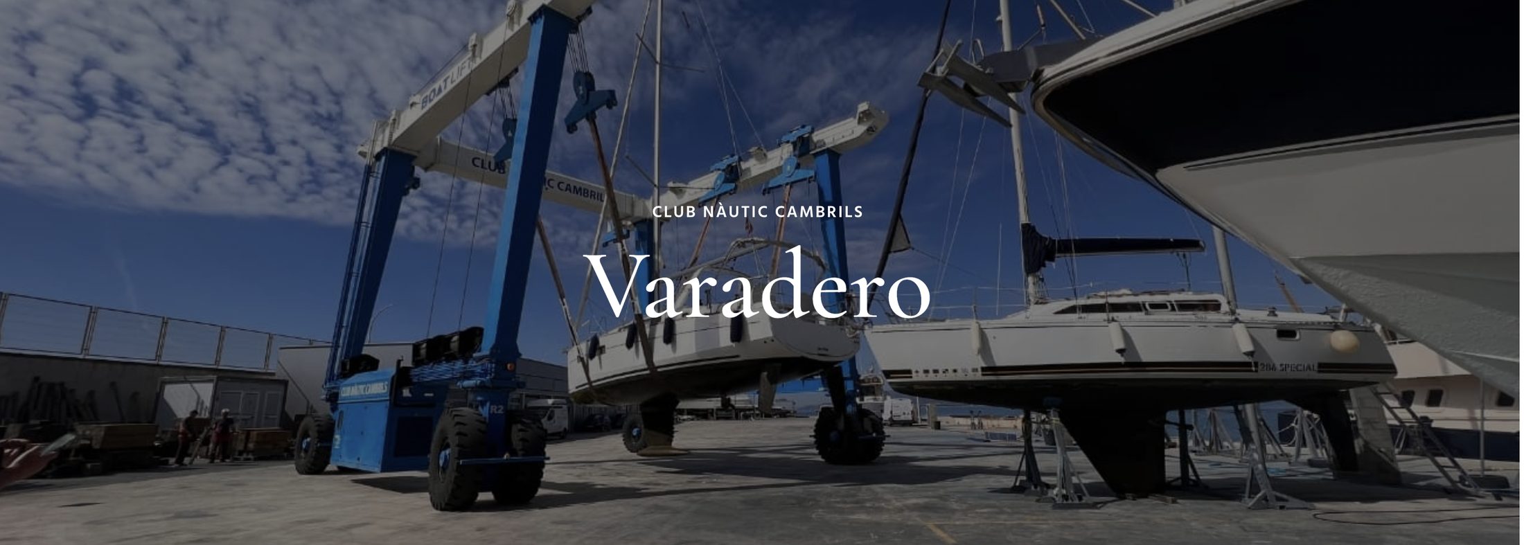 Travel Lift izando una embarcación en el varadero de Cambrils