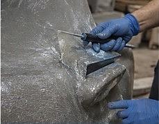 Reparación de fibra de vidrio y composites en un casco
