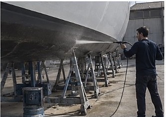 Limpieza a presión del casco de una embarcación