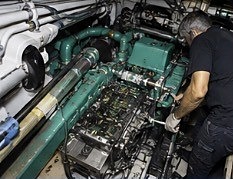 Técnico realizando mantenimiento de motor en SEMAC Yacht Services