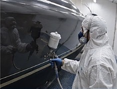 Aplicación de pintura en el casco de una embarcación