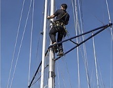 Técnico trabajando en el mástil de una embarcación — rigging