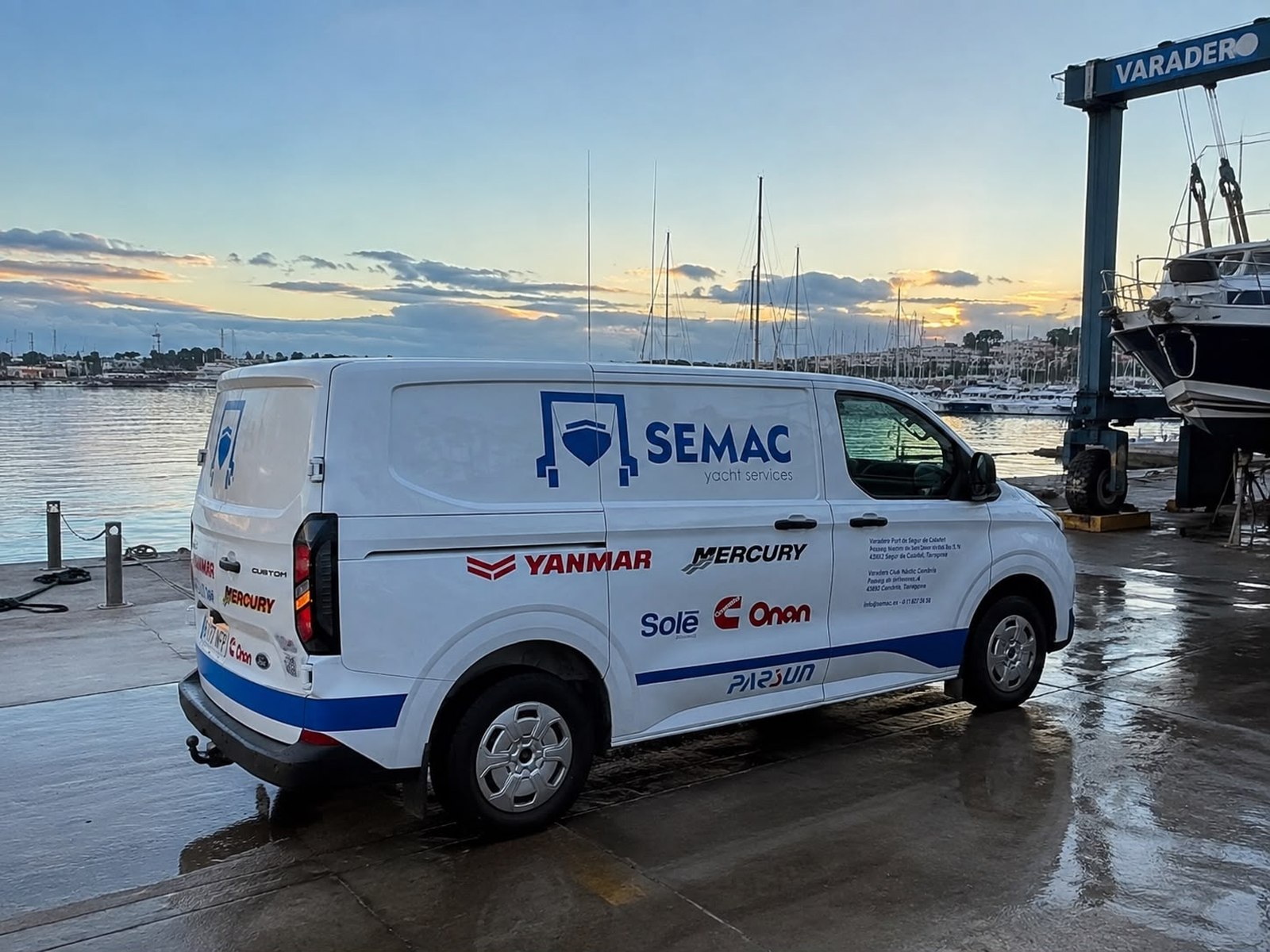Furgoneta taller móvil SEMAC Yacht Services en el varadero, al atardecer