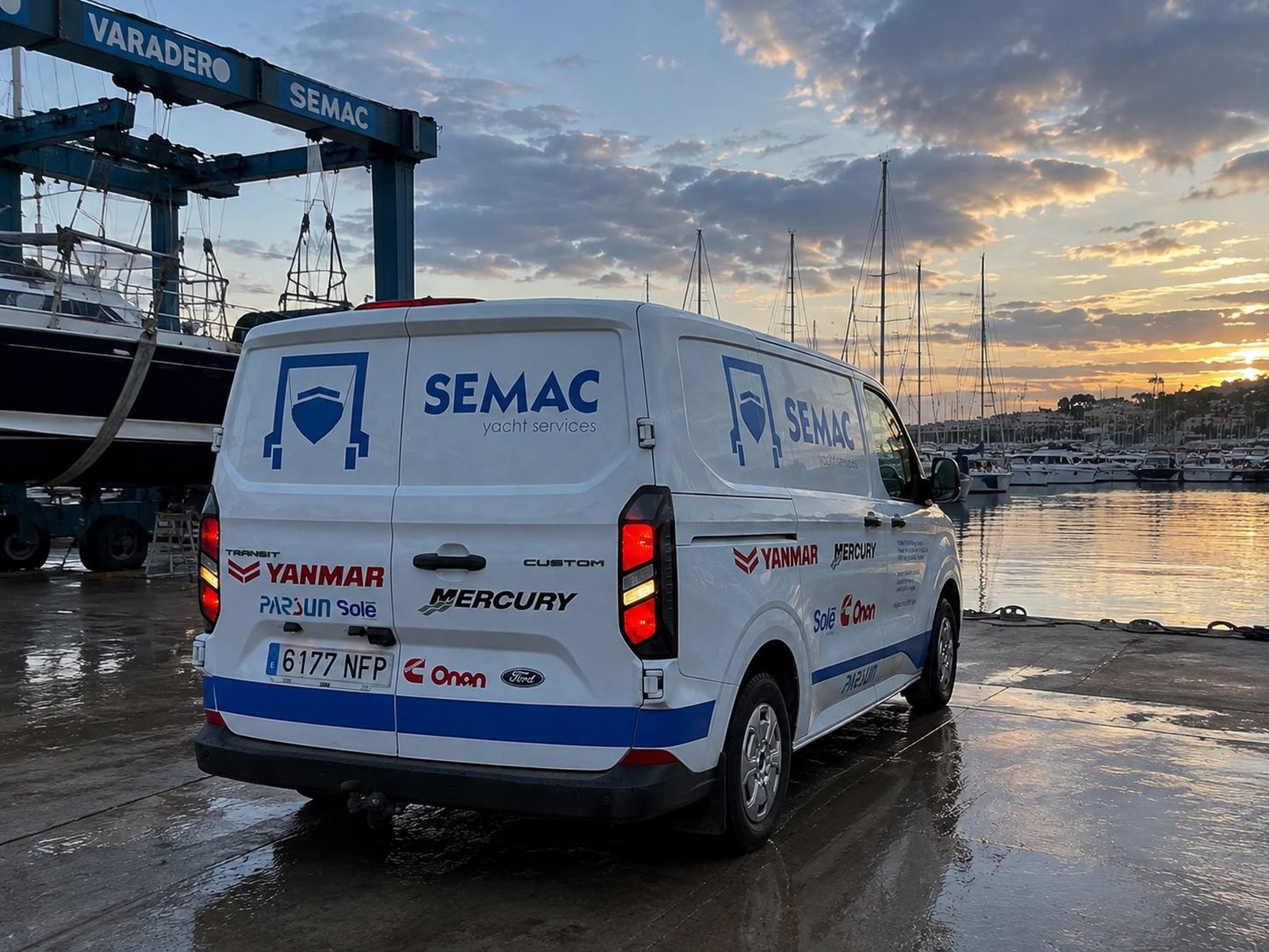 Furgoneta taller móvil SEMAC Yacht Services, vista trasera con distribuidores oficiales